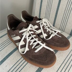 ADIDAS WMNS HANDBALL SPEZIAL - EARTH STRATA / OFF WHITE / GUM